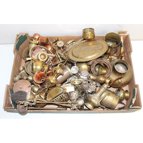 1712 - A large qty of assorted brass items and other metalware to inc miniature animals etc, approx 12kg gr... 