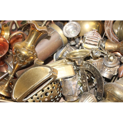 1712 - A large qty of assorted brass items and other metalware to inc miniature animals etc, approx 12kg gr... 