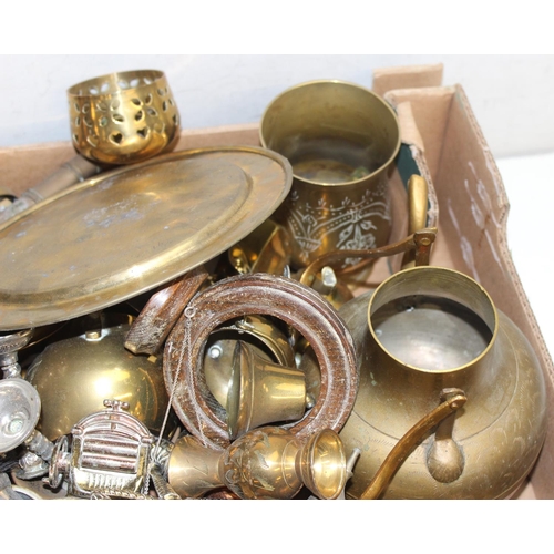 1712 - A large qty of assorted brass items and other metalware to inc miniature animals etc, approx 12kg gr... 