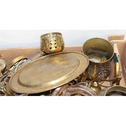 1712 - A large qty of assorted brass items and other metalware to inc miniature animals etc, approx 12kg gr... 