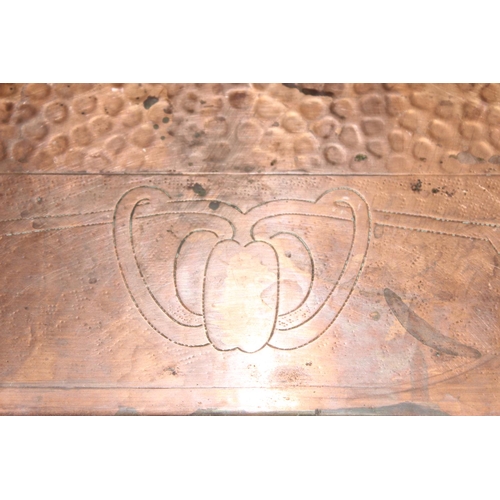 1716 - An Art Nouveau period copper serving tray in the manner of Keswick or Newlyn, marked only 