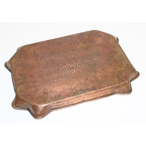 1716 - An Art Nouveau period copper serving tray in the manner of Keswick or Newlyn, marked only 