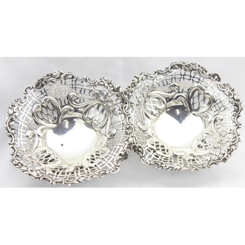 1067 - A pair of Victorian silver pierced bonbon dishes, London 1892 by William Comyns, each approx 13cm in... 