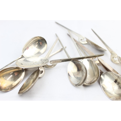 1086 - 4 silver coffee spoons formed as an anointing spoon, all with English hallmarks but various dates an... 