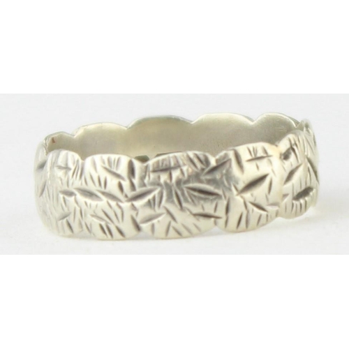 1169 - A vintage 9ct white gold band ring with engraved details, marked for London 1978, approx size N, app... 