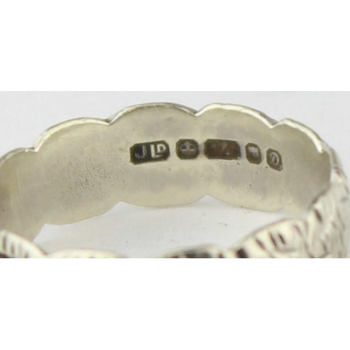 1169 - A vintage 9ct white gold band ring with engraved details, marked for London 1978, approx size N, app... 