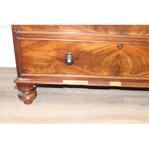 168 - An unusual Victorian mahogany chest of drawers with cross banded details, 4 drawer construction with... 