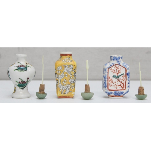 1479 - 3 assorted Chinese porcelain snuff bottles on wooden stand, all with polychrome decoration, the larg... 