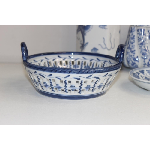 1481 - Qty of assorted Chinese and Oriental blue and white ceramics, mainly 20th century pieces