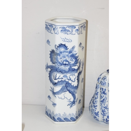 1481 - Qty of assorted Chinese and Oriental blue and white ceramics, mainly 20th century pieces