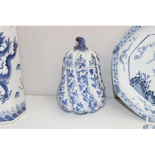 1481 - Qty of assorted Chinese and Oriental blue and white ceramics, mainly 20th century pieces