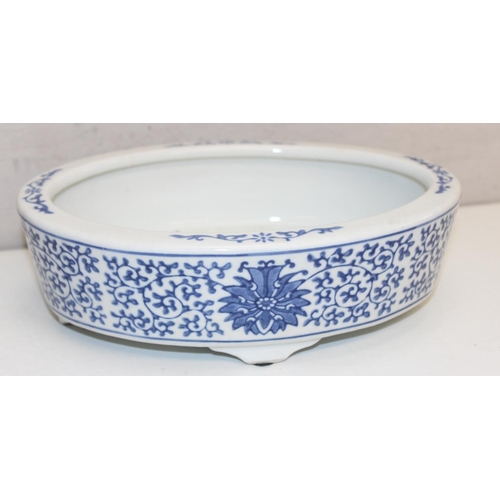 1481 - Qty of assorted Chinese and Oriental blue and white ceramics, mainly 20th century pieces