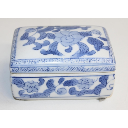 1481 - Qty of assorted Chinese and Oriental blue and white ceramics, mainly 20th century pieces