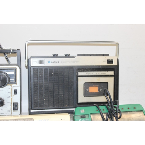 797 - Qty of vintage and later radios to include a Sony CFS-200L, Sony ICF-880L and a Sanyo RP 7445