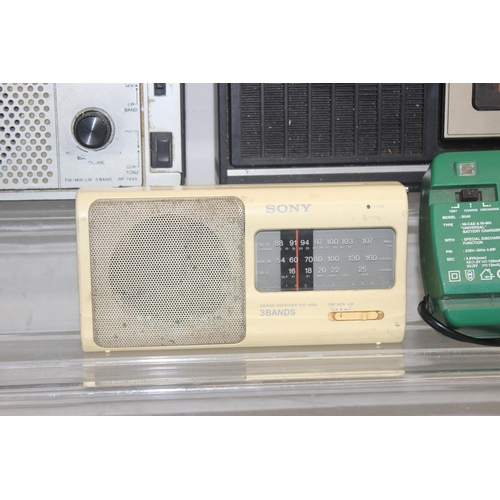 797 - Qty of vintage and later radios to include a Sony CFS-200L, Sony ICF-880L and a Sanyo RP 7445