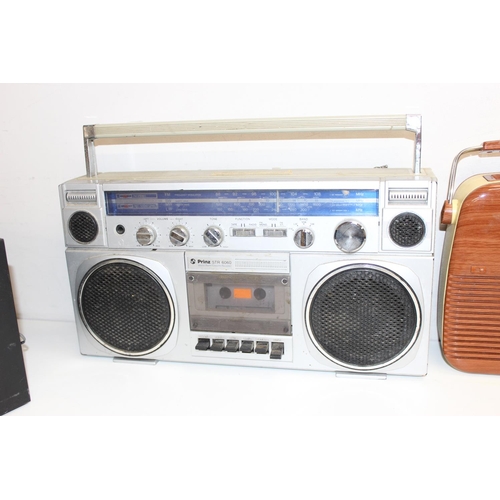 798 - Qty of vintage and later radios and CD players to include a Venturer CD1282i-p, Panasonic RX-C34