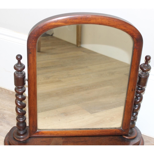 140 - A Victorian mahogany table top mirror with barley-twist supports, approx 62cm wide x 61cm tall