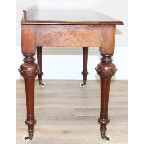 137 - A superb quality Victorian mahogany desk or side table with 2 drawers, standing on unusual legs deco... 