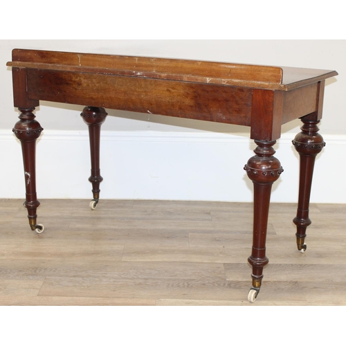 137 - A superb quality Victorian mahogany desk or side table with 2 drawers, standing on unusual legs deco... 