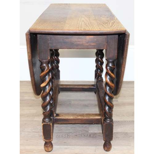 127 - An early 20th century oak drop leaf table with barley-twist legs, approx 107cm wide x 49cm deep (ext... 