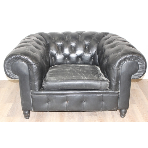 52 - 2 black leather Chesterfield buttoned club armchairs, each approx 128cm wide x 100cm deep x 65cm tal... 