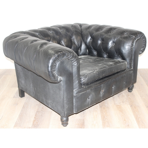 52 - 2 black leather Chesterfield buttoned club armchairs, each approx 128cm wide x 100cm deep x 65cm tal... 