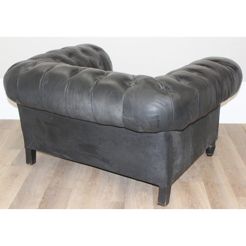 52 - 2 black leather Chesterfield buttoned club armchairs, each approx 128cm wide x 100cm deep x 65cm tal... 