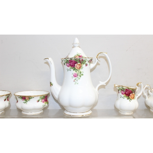 1605 - Qty of Royal Albert Old Country Roses tableware to incl coffee pot, milk jugs, tea cups and saucers,... 