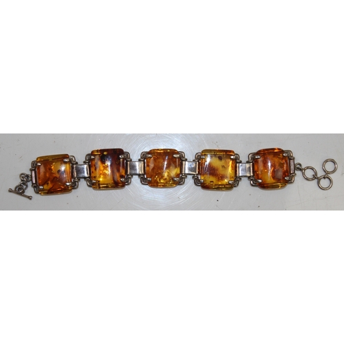 1157 - 3 pieces of amber and amber effect jewellery to inc a 9ct gold mounted pendant, a silver mounted bra... 