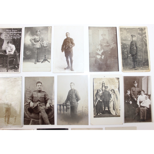 1422 - Qty of assorted military related postcards, mainly single soldiers and soldiers with family etc, mai... 