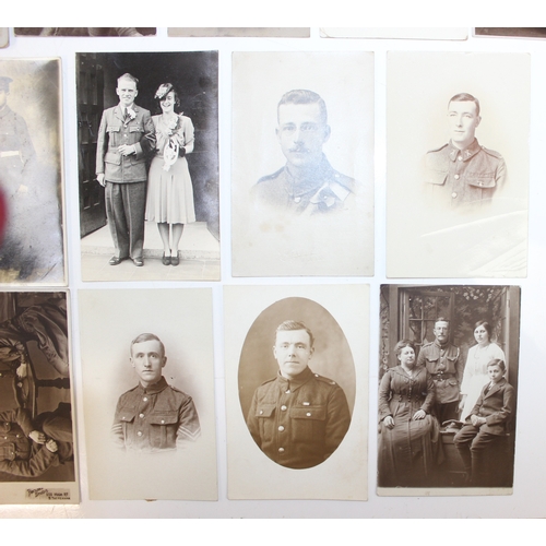 1422 - Qty of assorted military related postcards, mainly single soldiers and soldiers with family etc, mai... 