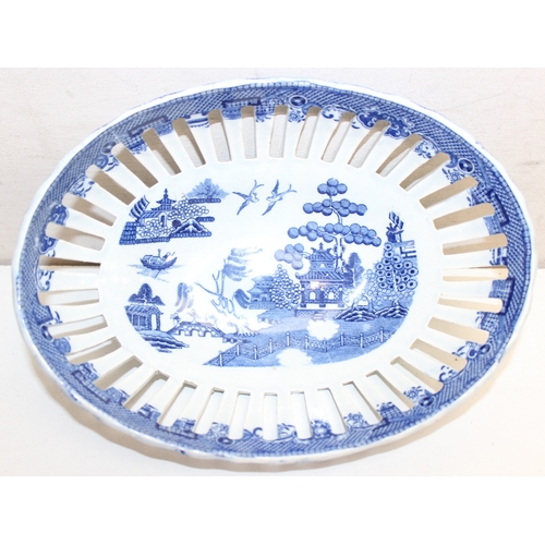 1460 - Pair of antique Pearlware blue and white Willow pattern ceramic chestnut baskets, approx 22cm at wid... 