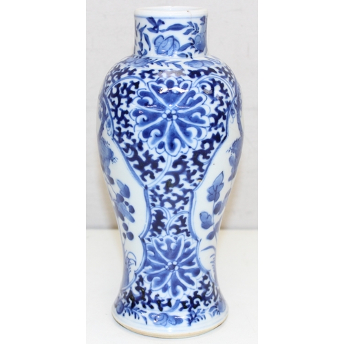 1464 - An antique Chinese blue and white baluster shaped vase with 4 character Kangxi mark to base, likely ... 