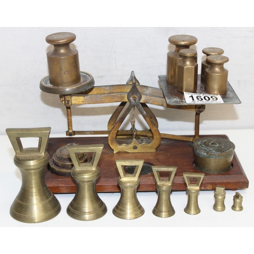 1609 - Vintage postal weighing scales and assorted weights, mainly brass to inc nesting weights