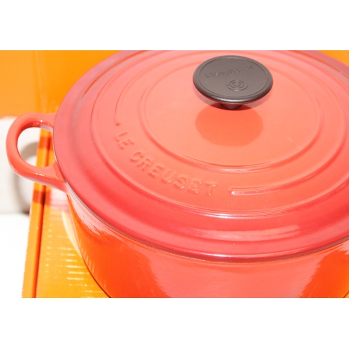 1620 - Le Creuset - enamelled-cast iron round casserole cooking pot in red, size 24 (4.2L) in original box