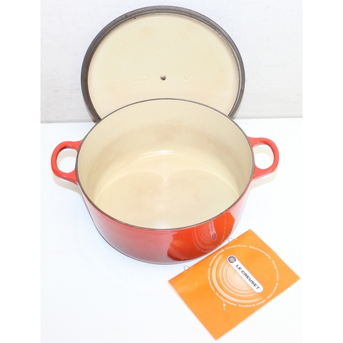 1620 - Le Creuset - enamelled-cast iron round casserole cooking pot in red, size 24 (4.2L) in original box