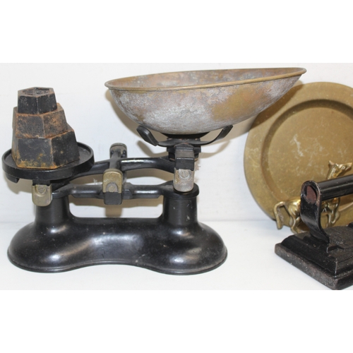 1621 - Qty of mixed metalware, mostly brass and cast iron, to incl plates, bowls, weighing scales etc