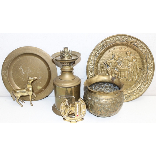 1621 - Qty of mixed metalware, mostly brass and cast iron, to incl plates, bowls, weighing scales etc