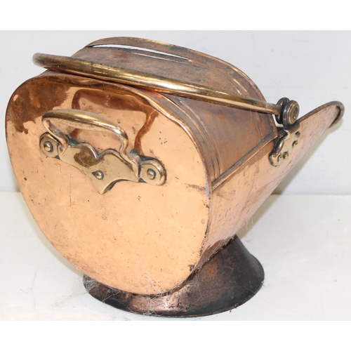 1622 - Vintage brass fire-fender (approx 138cm W), copper coal scuttle and a brass coal scuttle (3)