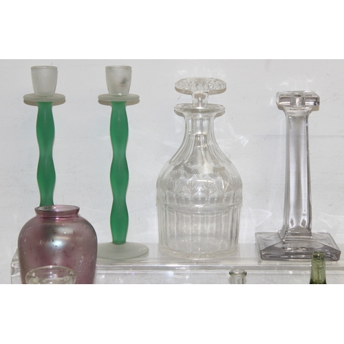 1633 - Mixed lot of vintage and later glassware items to incl an iridescent glass vase, old milk bottle, de... 