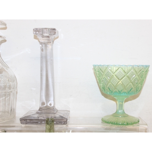 1633 - Mixed lot of vintage and later glassware items to incl an iridescent glass vase, old milk bottle, de... 