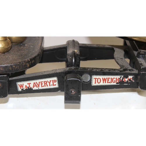 1636 - Vintage set of W&T Avery shop weighing scales with some weights