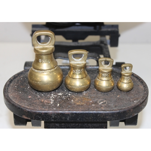 1636 - Vintage set of W&T Avery shop weighing scales with some weights