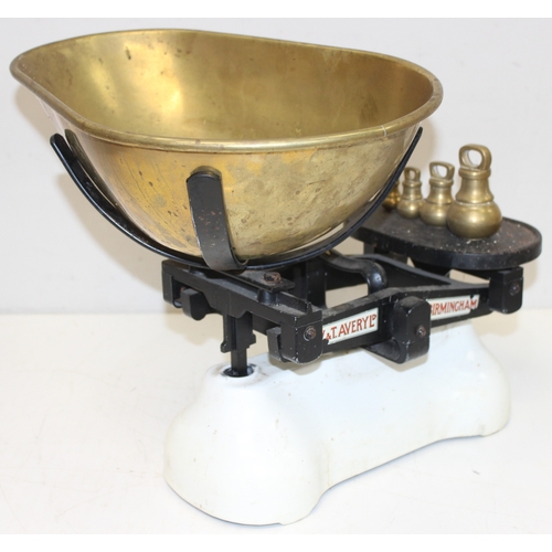 1636 - Vintage set of W&T Avery shop weighing scales with some weights