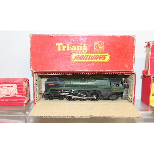 601 - Mixed lot of vintage OO-gauge train items to incl Tri-ang Railways R.259 Britannia Loco Green Livery... 