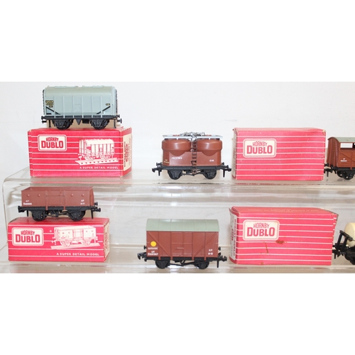 601 - Mixed lot of vintage OO-gauge train items to incl Tri-ang Railways R.259 Britannia Loco Green Livery... 