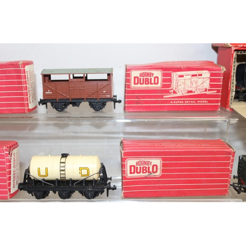 601 - Mixed lot of vintage OO-gauge train items to incl Tri-ang Railways R.259 Britannia Loco Green Livery... 