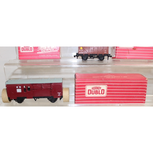 601 - Mixed lot of vintage OO-gauge train items to incl Tri-ang Railways R.259 Britannia Loco Green Livery... 