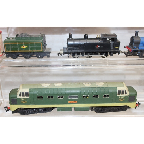 601 - Mixed lot of vintage OO-gauge train items to incl Tri-ang Railways R.259 Britannia Loco Green Livery... 