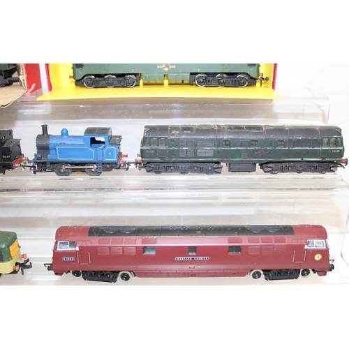 601 - Mixed lot of vintage OO-gauge train items to incl Tri-ang Railways R.259 Britannia Loco Green Livery... 